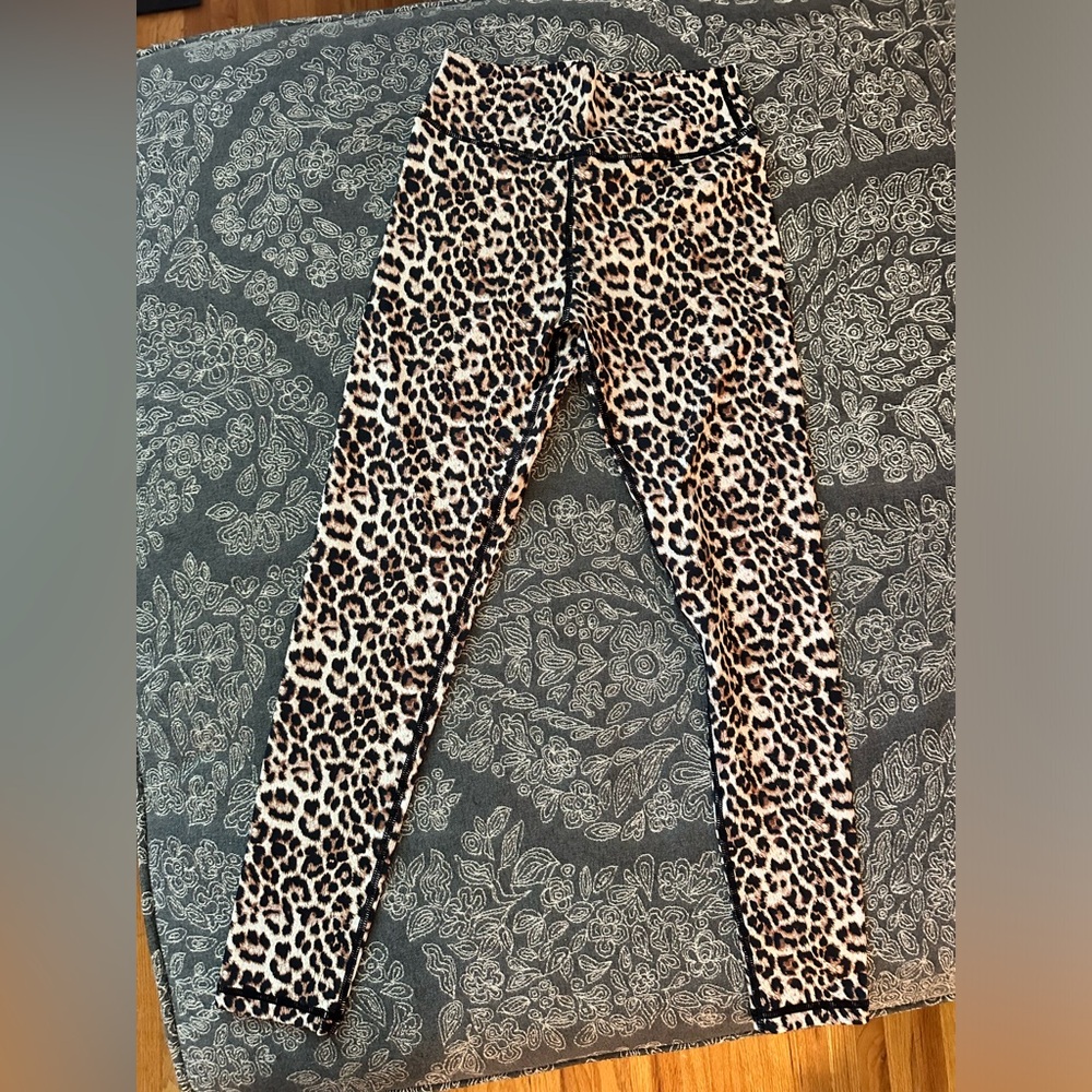 Zyia Leopard Booty Scrunch leggings